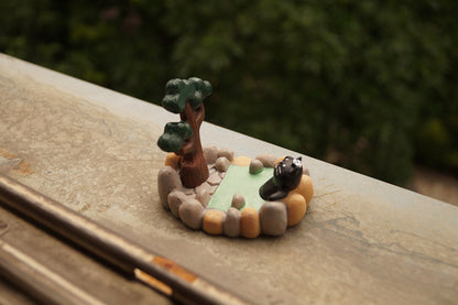 Japanese cat mobile phone holder