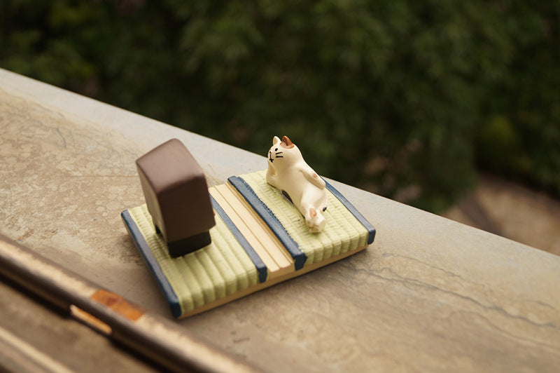 Japanese cat mobile phone holder