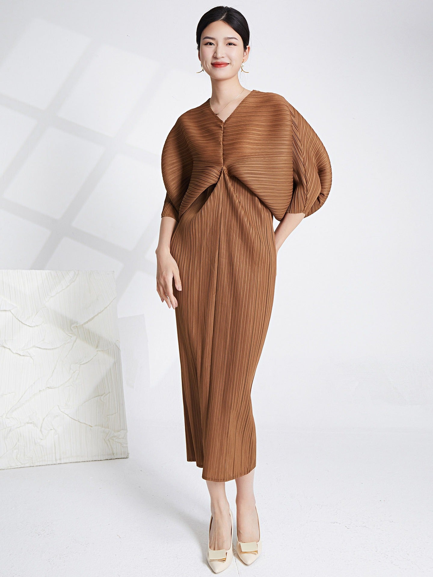 Women's New Dress Summer Temperament Fashion Loose Fit Bat Sleeve V-Neck Long Three House Pleated Dress