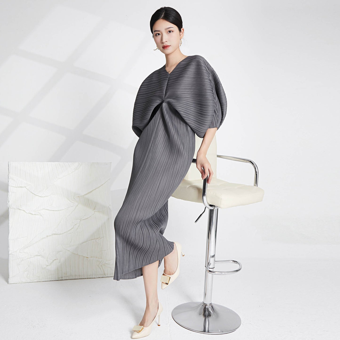 Women's New Dress Summer Temperament Fashion Loose Fit Bat Sleeve V-Neck Long Three House Pleated Dress
