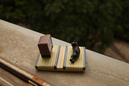 Japanese cat mobile phone holder