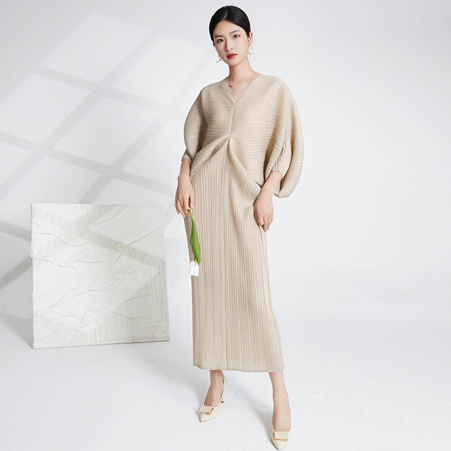 Women's New Dress Summer Temperament Fashion Loose Fit Bat Sleeve V-Neck Long Three House Pleated Dress