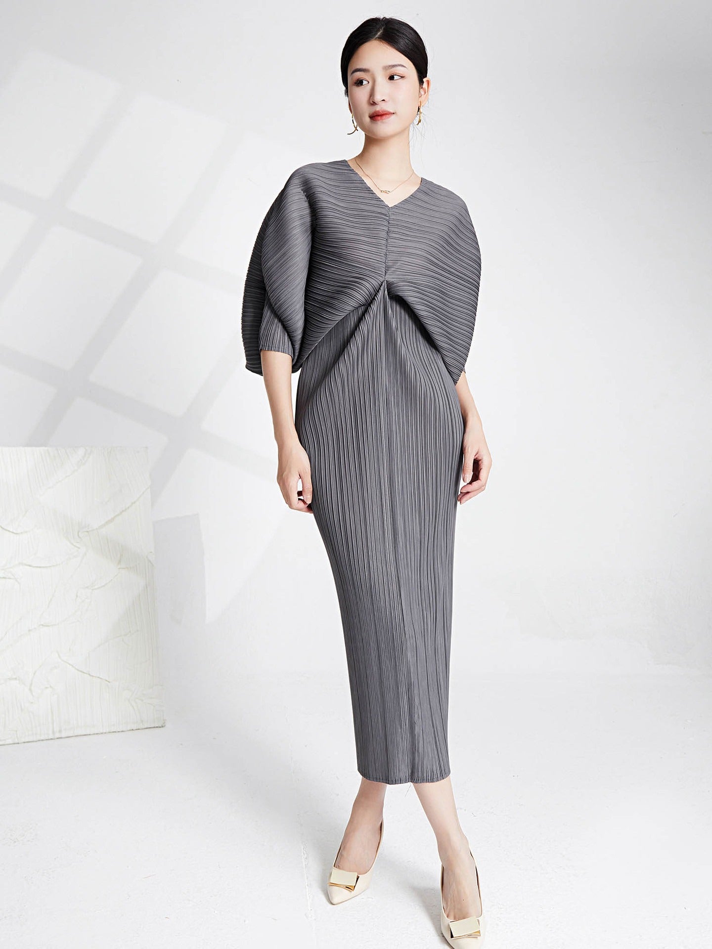 Women's New Dress Summer Temperament Fashion Loose Fit Bat Sleeve V-Neck Long Three House Pleated Dress