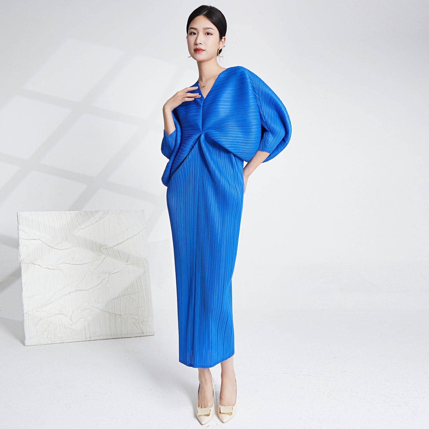 Women's New Dress Summer Temperament Fashion Loose Fit Bat Sleeve V-Neck Long Three House Pleated Dress