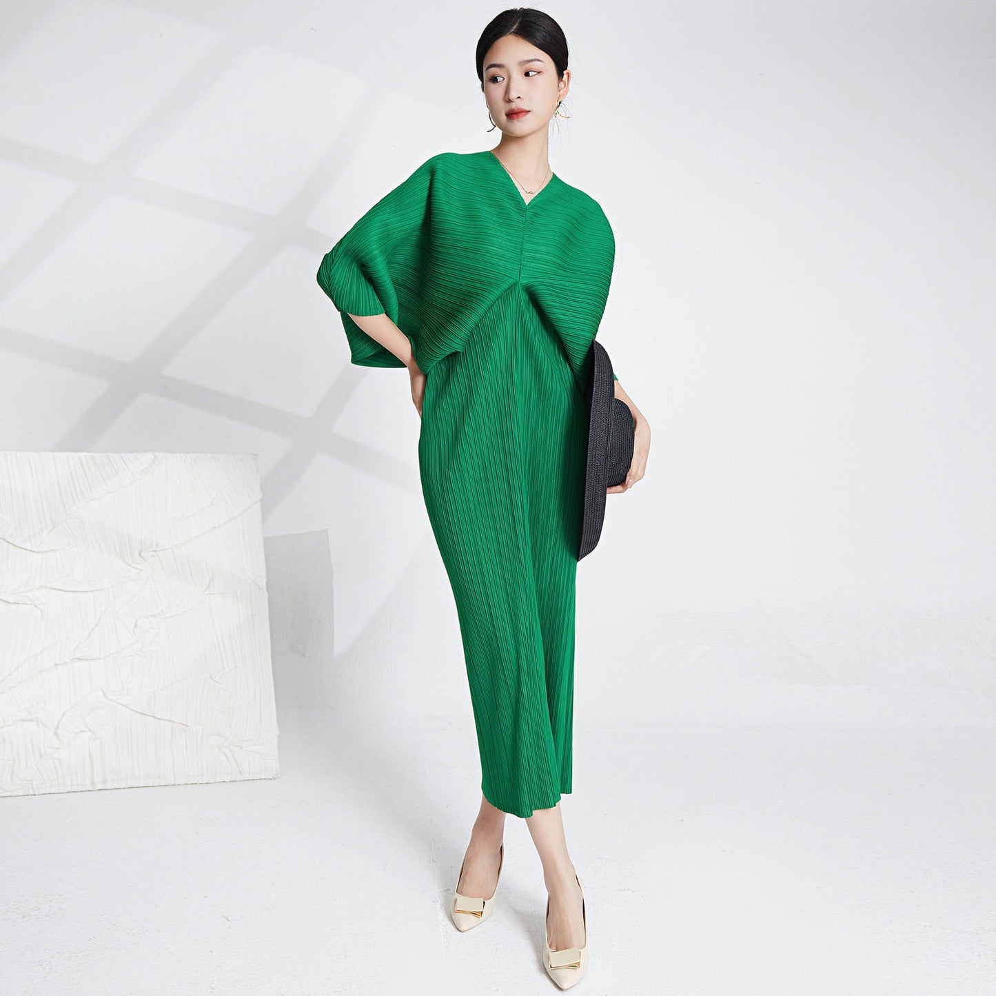 Women's New Dress Summer Temperament Fashion Loose Fit Bat Sleeve V-Neck Long Three House Pleated Dress