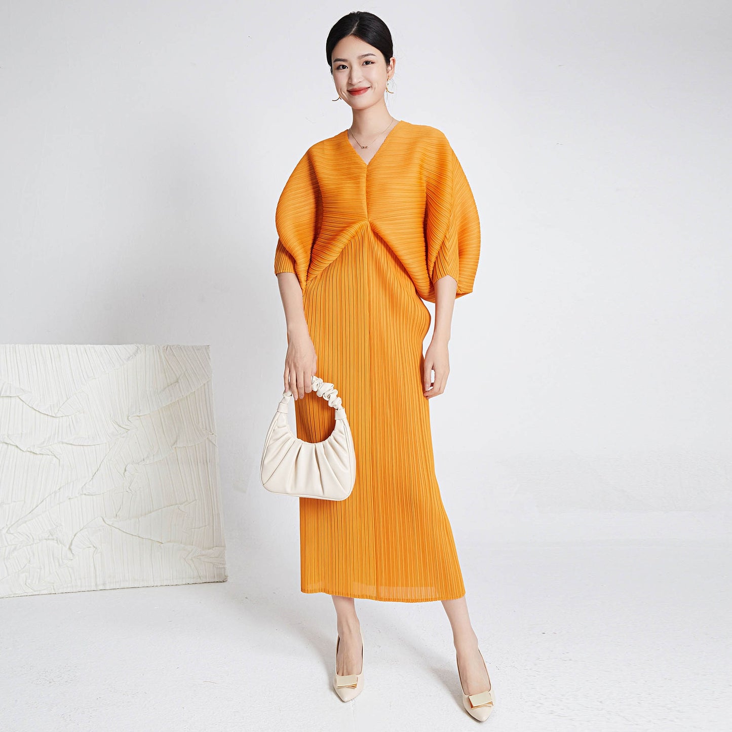 Women's New Dress Summer Temperament Fashion Loose Fit Bat Sleeve V-Neck Long Three House Pleated Dress