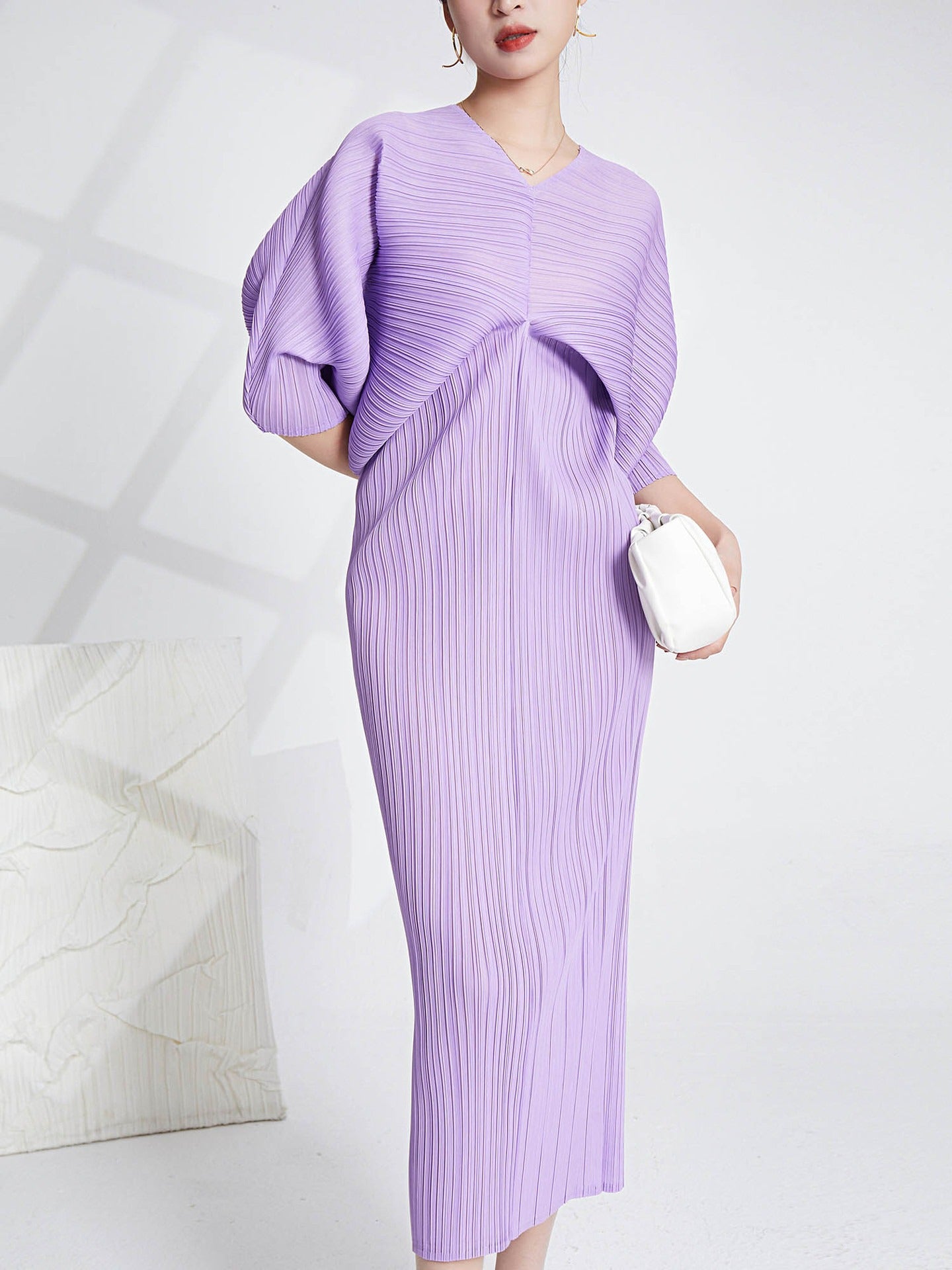 Women's New Dress Summer Temperament Fashion Loose Fit Bat Sleeve V-Neck Long Three House Pleated Dress