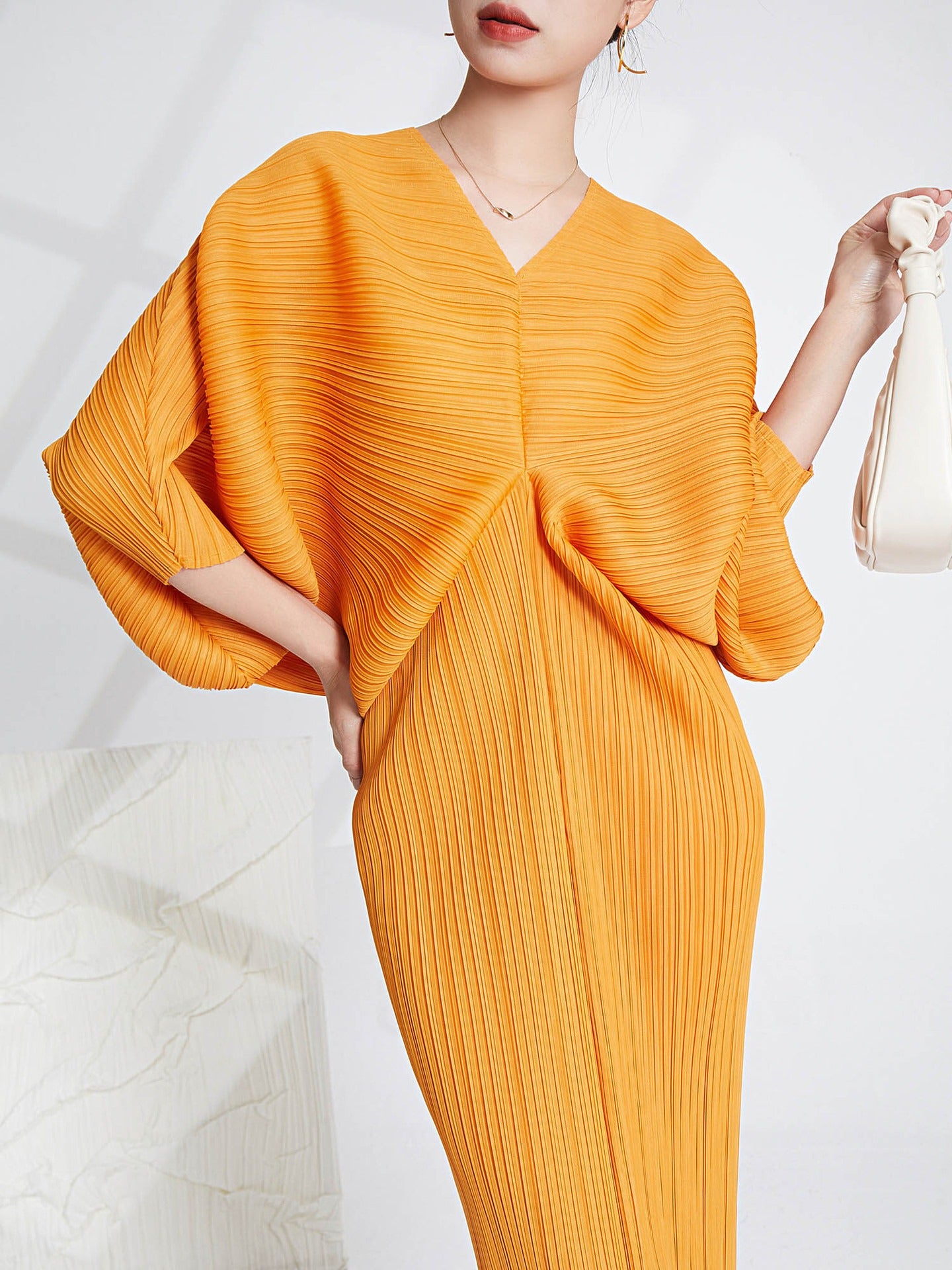 Women's New Dress Summer Temperament Fashion Loose Fit Bat Sleeve V-Neck Long Three House Pleated Dress