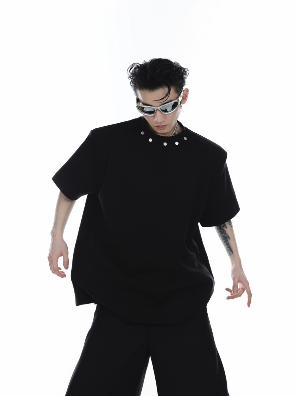 Small Metal Button Design With Shoulder Pads And Short Sleeves